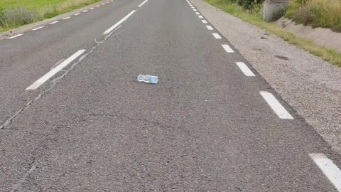 A bottle rolls seemingly up the hill Video stock 246878796