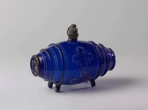 Bottle in the shape of a tub. Four rectangular legs, barrel-shaped body ar... Foto stock