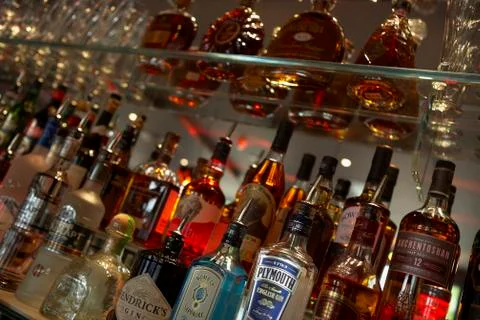 BOTTLE OF SPIRITS IN COCKTAIL BAR Foto stock