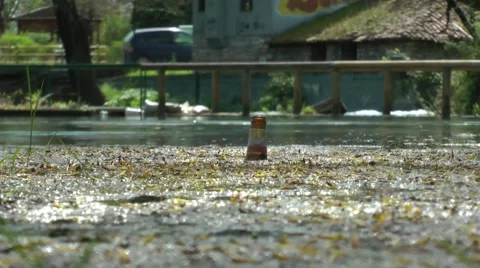 A bottle stands in a lake, river. Vídeos de archivo 49125208
