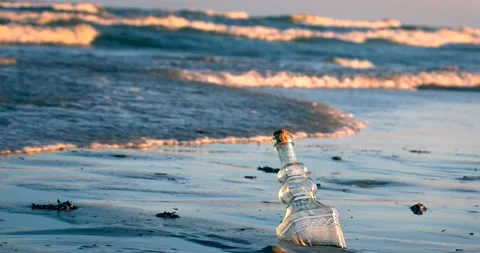 Bottle stuck on a beach Vídeos de archivo 138519190