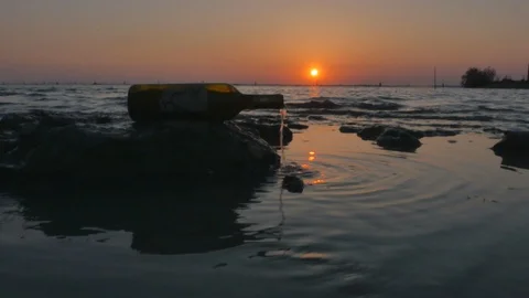 Bottle in the sunset Vidéo 94561770