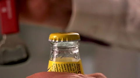 Bottle uncap Stockbeeldmateriaal 49028118