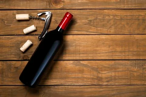 Bottle of wine corkscrew and corkscrew on wooden background. Top view with co Foto stock