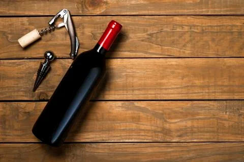 Bottle of wine corkscrew and corkscrew on wooden background. Top view with co Foto stock