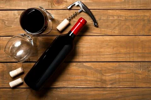 Bottle of wine corkscrew and corkscrew on wooden background. Top view with co Foto stock