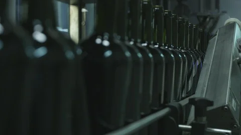 Bottles on conveyor 動画素材 93792937