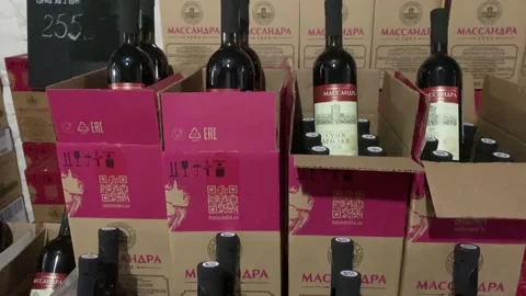 Bottles of Crimean wine in boxes on the background of the walls 库存影片 156282561