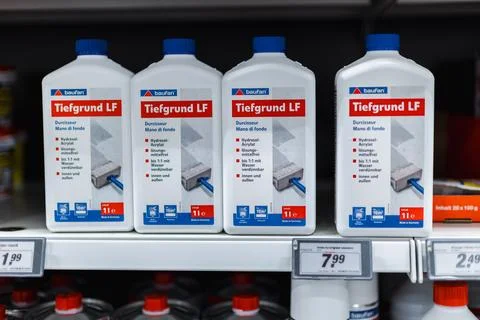Bottles of deep primer on a hardware store shelf Stock-Fotos