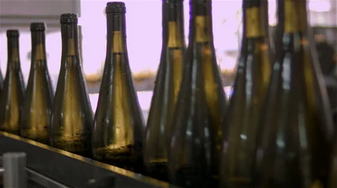 Bottles on a industrial machine. Bottling machine. 스톡 동영상 62466335