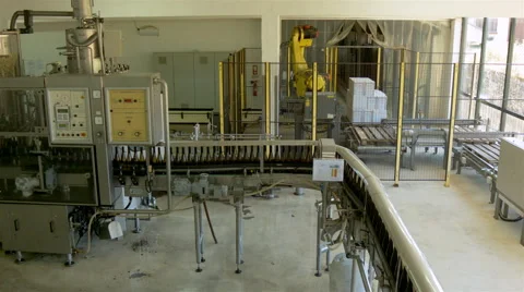 Bottles on a industrial machine. Bottling machine. 스톡 동영상 62474661