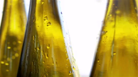 Bottles on a industrial machine. Bottling machine. Vídeo Stock 62551783