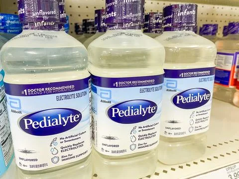 Bottles of Pedialyte unflavored electrolyte solution on a retail store shel.. 库存照片