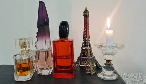 Bottles of perfume, next to the Eiffel Tower souvenir 스톡 사진