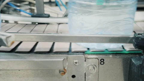 Bottles with potable water move along conveyor belt in shop Vidéo 160713991