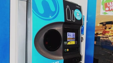 Bottles return in bottle machine Video stock 105150549