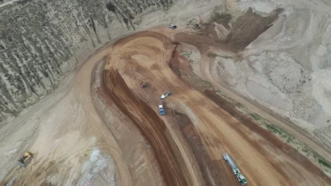 Bottom Dump Trailer (aka Belly Dump or Clam Dump) moving side by side Vídeo Stock 153808639