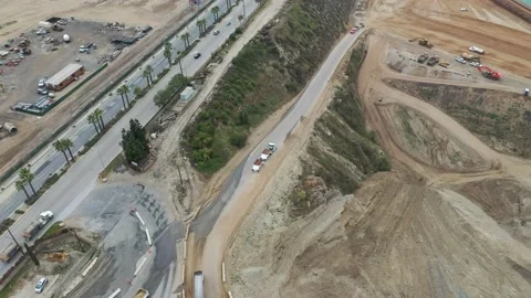 Bottom Dump Trailer (aka Belly Dump or Clam Dump) used for transporting material Vídeo Stock 153808816