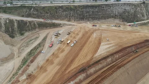 Bottom Dump Trailer (aka Belly Dump or Clam Dump) carrying heavy loads Stock-Footage 153808821