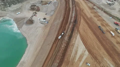 Bottom Dump Trailer (aka Belly Dump or Clam Dump) carrying 10 cubic yard of dirt Vídeo Stock 153808952