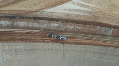 Bottom Dump Trailer (aka Belly Dump or Clam Dump) transporting aerial view Vídeo Stock 153809014