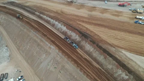 Bottom Dump Trailer (aka Belly Dump or Clam Dump) traversing rough terrain Vídeo Stock 153809021