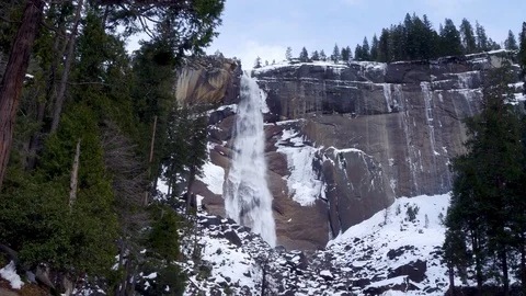Bottom of Nevada Falls Waterfall Tracking Shot in the Snow 스톡 동영상 87853250