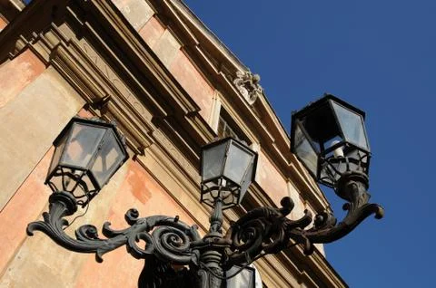 Bottom perspective of a lamppost in iron 库存照片