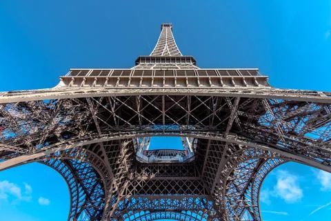Bottom perspective view of the eiffel tower with blue sky in the background Foto stock