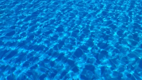 The bottom of the pool is in sunny weather. Vídeo Stock 83413138