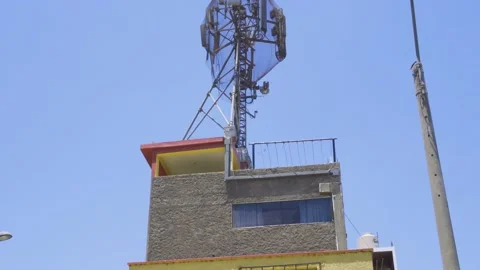 Bottom to top panning of a cellular antenna installed Vidéo 150313509