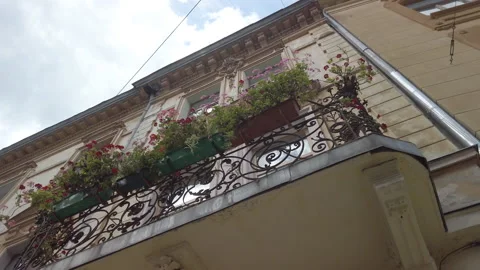 Bottom view of balcony of an old house, plants on balcony. Traveling old town 스톡 동영상 138812928
