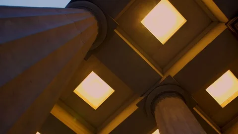 Bottom up view of Berlin historic gate's lights, near columns Vidéo 125818378