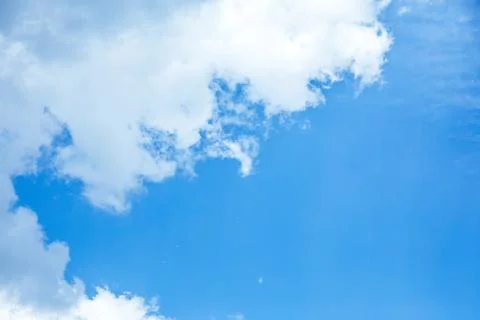 Bottom view of blue sky with white clouds and sunshine Foto stock