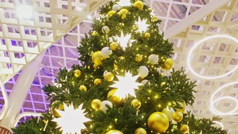 Bottom view of a Christmas tree. Media. Decoration of the shopping center before Vidéo 236686511