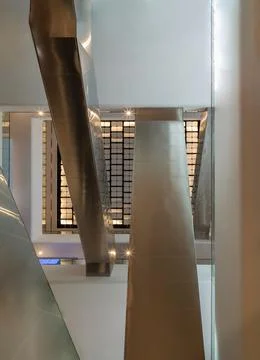 A bottom-up view of complexity multiple modern escalators (Crisscross escalat Fotos de archivo