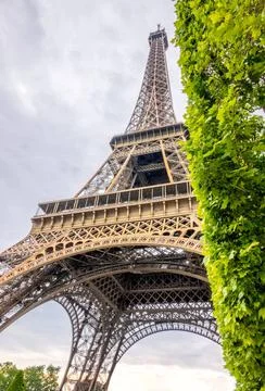 Bottom View of the Eiffel Tower in Cloudy Weather France, Paris. Cloudy su... Stock-Fotos