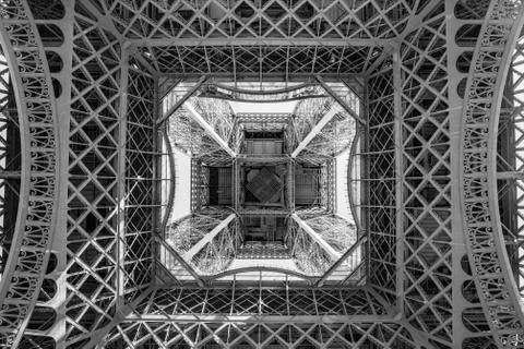 Bottom view of the Eiffel Tower in grey colors Foto stock