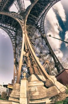 Bottom-Up view of Eiffel Tower in Paris Foto stock
