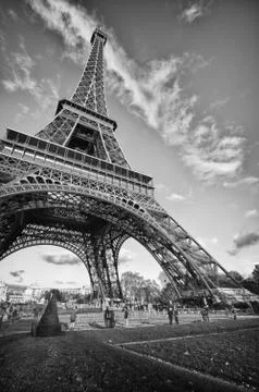 Bottom-Up view of Eiffel Tower in Paris Foto stock