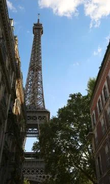 Bottom view of Eiffel Tower in Paris France between the french Houses Stockfoto's