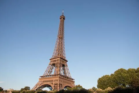 Bottom view of the eiffel tower in paris Foto stock