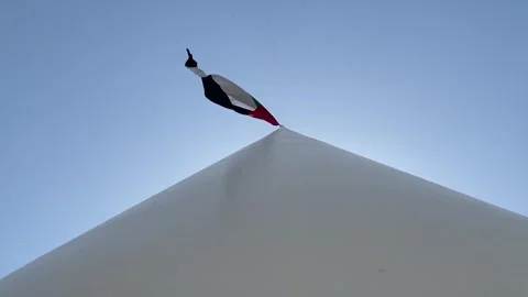 Bottom view of the Flag of the United Arab Emirates waving in the air Vidéo 276787312