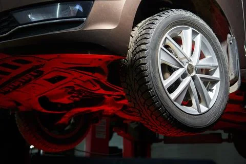 Bottom view of the front of the car, wheels, disk Foto stock