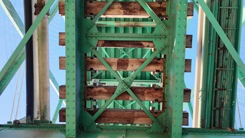 Bottom view of green metal construction of the Eiffel Bridge in Viana do Castelo 库存影片 332368891