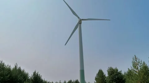 Bottom up view of a huge windmill rotating. Clear sunny day. Wind power turbine Stock-Footage 220109405
