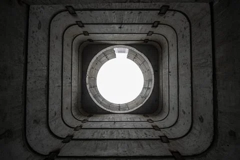 Bottom-up view inside a square subway ventilation shaft. Foto stock