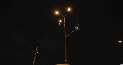 A bottom up view of lights changing at a crossroad, night time lapse of traffic Stock Footage 121976082