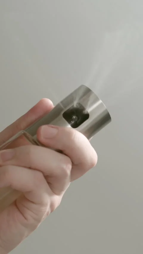 BOTTOM VIEW: Man’s hand sprays vegetable oil from dispenser on a frying pan Vídeos de archivo 341793610
