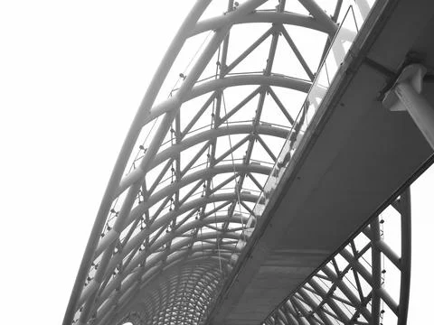 Bottom view from modern construction of arch ceiling over the glass pathway.. Foto stock